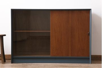 ヴィンテージ家具　イギリスビンテージ　Herbert E.Gibbs(ハーバート・E・ギブス)　北欧風のペイントキャビネット(戸棚、飾り棚)(R-043705)