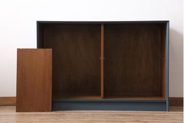 ヴィンテージ家具　イギリスビンテージ　Herbert E.Gibbs(ハーバート・E・ギブス)　北欧風のペイントキャビネット(戸棚、飾り棚)(R-043705)