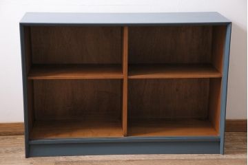 ヴィンテージ家具　イギリスビンテージ　Herbert E.Gibbs(ハーバート・E・ギブス)　北欧風のペイントキャビネット(戸棚、飾り棚)(R-043705)