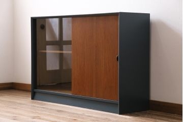 ヴィンテージ家具　イギリスビンテージ　Herbert E.Gibbs(ハーバート・E・ギブス)　北欧風のペイントキャビネット(戸棚、飾り棚)(R-043705)