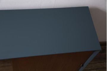 ヴィンテージ家具　イギリスビンテージ　Herbert E.Gibbs(ハーバート・E・ギブス)　北欧風のペイントキャビネット(戸棚、飾り棚)(R-043705)