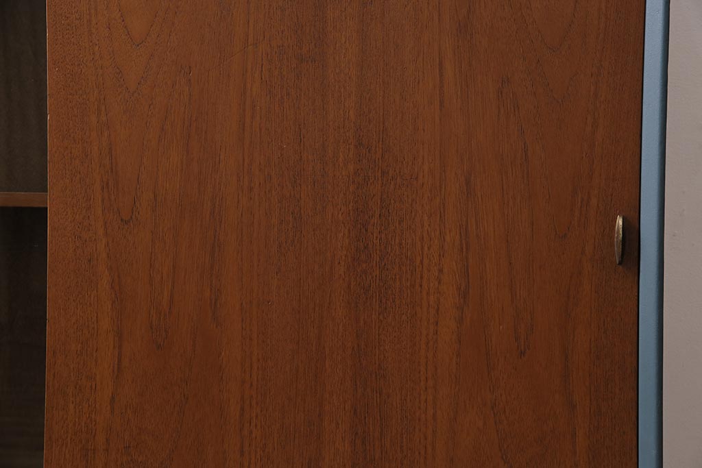 ヴィンテージ家具　イギリスビンテージ　Herbert E.Gibbs(ハーバート・E・ギブス)　北欧風のペイントキャビネット(戸棚、飾り棚)(R-043705)