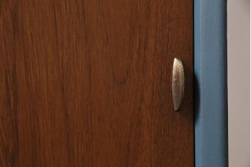 ヴィンテージ家具　イギリスビンテージ　Herbert E.Gibbs(ハーバート・E・ギブス)　北欧風のペイントキャビネット(戸棚、飾り棚)(R-043705)