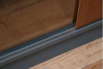 ヴィンテージ家具　イギリスビンテージ　Herbert E.Gibbs(ハーバート・E・ギブス)　北欧風のペイントキャビネット(戸棚、飾り棚)(R-043705)