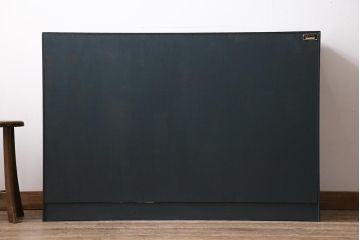 ヴィンテージ家具　イギリスビンテージ　Herbert E.Gibbs(ハーバート・E・ギブス)　北欧風のペイントキャビネット(戸棚、飾り棚)(R-043705)