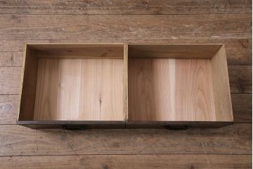 アンティーク家具　当店オリジナルガラス　前面ヒノキ材　引き出し付き　レトロモダンな戸棚(収納棚、キャビネット)(R-043706)