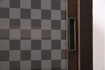 アンティーク家具　当店オリジナルガラス　前面ヒノキ材　引き出し付き　レトロモダンな戸棚(収納棚、キャビネット)(R-043706)