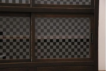 アンティーク家具　当店オリジナルガラス　前面ヒノキ材　引き出し付き　レトロモダンな戸棚(収納棚、キャビネット)(R-043706)