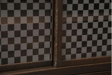 アンティーク家具　当店オリジナルガラス　前面ヒノキ材　引き出し付き　レトロモダンな戸棚(収納棚、キャビネット)(R-043706)