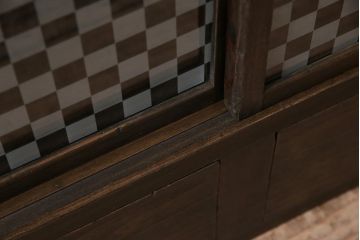 アンティーク家具　当店オリジナルガラス　前面ヒノキ材　引き出し付き　レトロモダンな戸棚(収納棚、キャビネット)(R-043706)