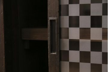 アンティーク家具　当店オリジナルガラス　前面ヒノキ材　引き出し付き　レトロモダンな戸棚(収納棚、キャビネット)(R-043706)