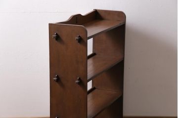 ビンテージ家具　昭和レトロ　ヒノキ・タモ材　ワンポイントの浮き彫りがおしゃれな楔式の本棚(ブックシェルフ)(R-043708)