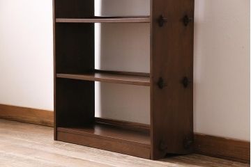 ビンテージ家具　昭和レトロ　ヒノキ・タモ材　ワンポイントの浮き彫りがおしゃれな楔式の本棚(ブックシェルフ)(R-043708)