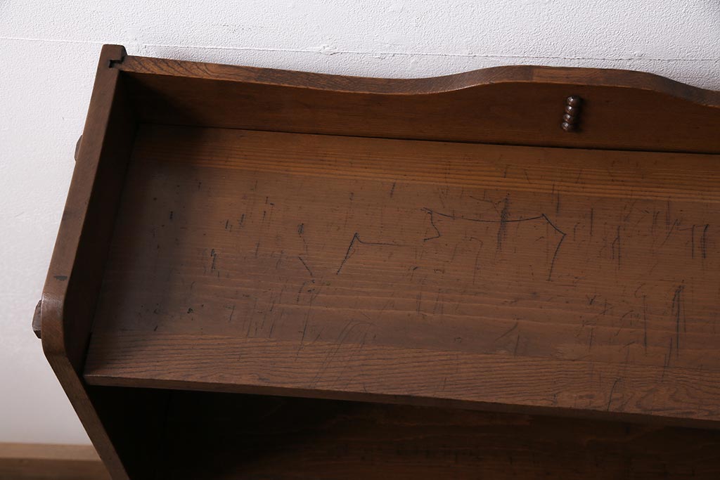 ビンテージ家具　昭和レトロ　ヒノキ・タモ材　ワンポイントの浮き彫りがおしゃれな楔式の本棚(ブックシェルフ)(R-043708)