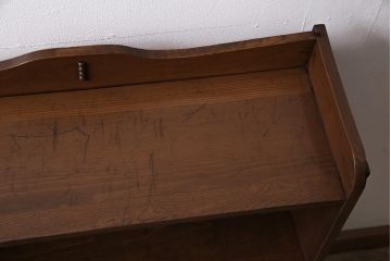 ビンテージ家具　昭和レトロ　ヒノキ・タモ材　ワンポイントの浮き彫りがおしゃれな楔式の本棚(ブックシェルフ)(R-043708)