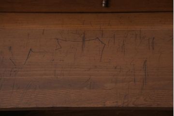 ビンテージ家具　昭和レトロ　ヒノキ・タモ材　ワンポイントの浮き彫りがおしゃれな楔式の本棚(ブックシェルフ)(R-043708)