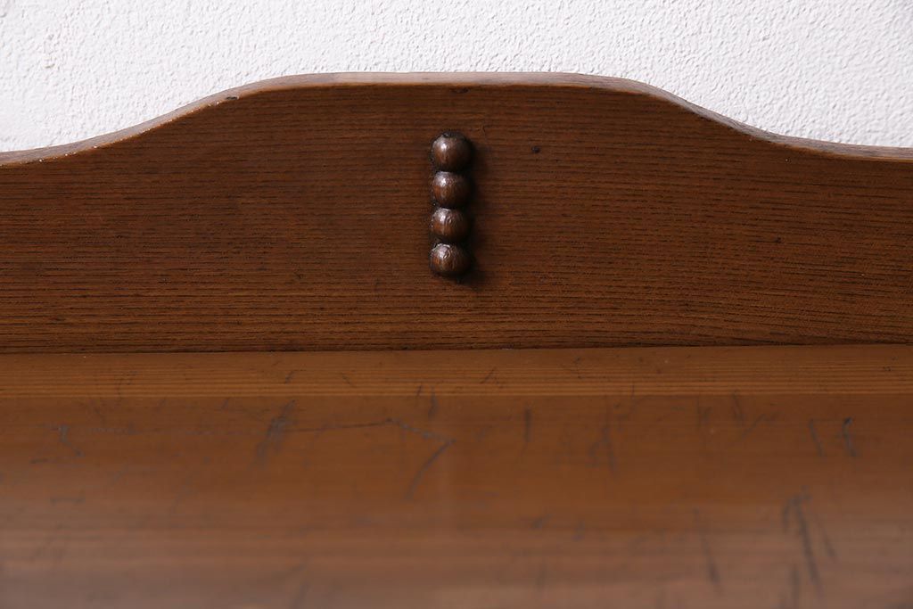 ビンテージ家具　昭和レトロ　ヒノキ・タモ材　ワンポイントの浮き彫りがおしゃれな楔式の本棚(ブックシェルフ)(R-043708)