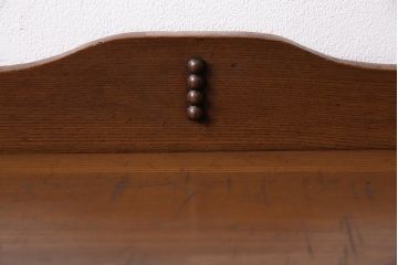 ビンテージ家具　昭和レトロ　ヒノキ・タモ材　ワンポイントの浮き彫りがおしゃれな楔式の本棚(ブックシェルフ)(R-043708)