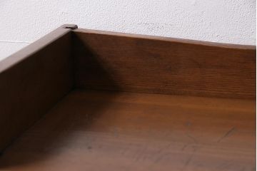 ビンテージ家具　昭和レトロ　ヒノキ・タモ材　ワンポイントの浮き彫りがおしゃれな楔式の本棚(ブックシェルフ)(R-043708)