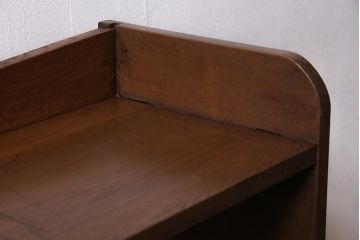 ビンテージ家具　昭和レトロ　ヒノキ・タモ材　ワンポイントの浮き彫りがおしゃれな楔式の本棚(ブックシェルフ)(R-043708)