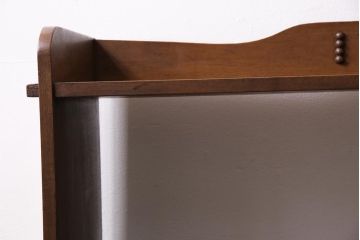 ビンテージ家具　昭和レトロ　ヒノキ・タモ材　ワンポイントの浮き彫りがおしゃれな楔式の本棚(ブックシェルフ)(R-043708)