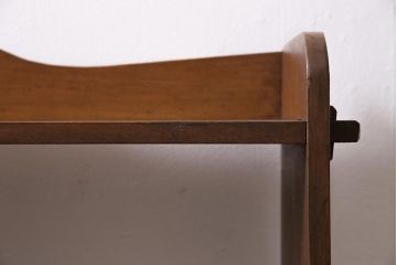 ビンテージ家具　昭和レトロ　ヒノキ・タモ材　ワンポイントの浮き彫りがおしゃれな楔式の本棚(ブックシェルフ)(R-043708)