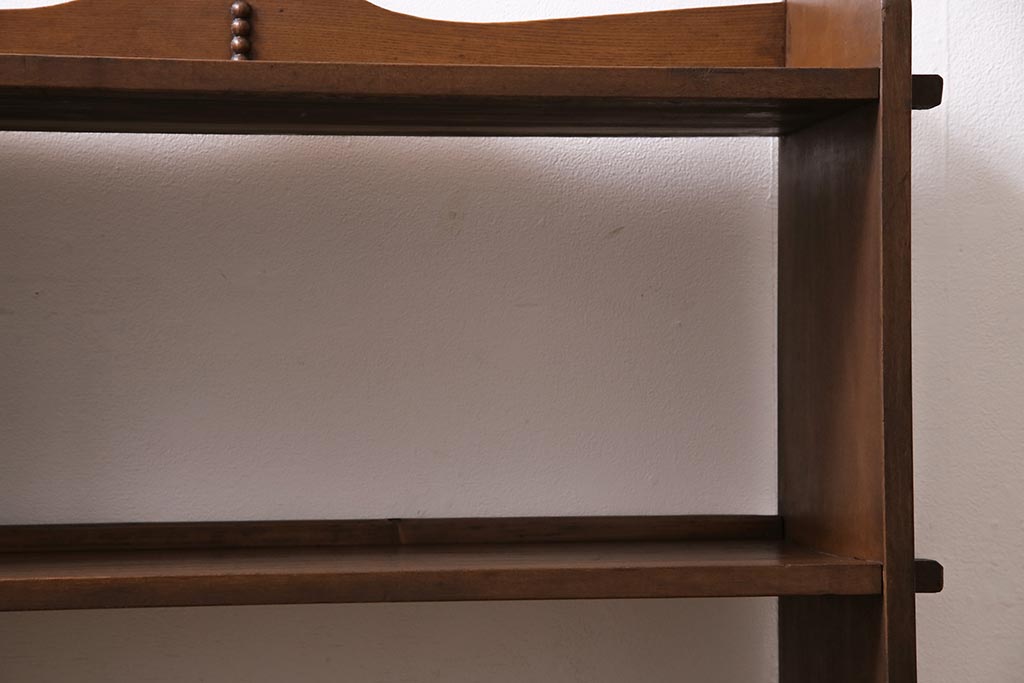 ビンテージ家具　昭和レトロ　ヒノキ・タモ材　ワンポイントの浮き彫りがおしゃれな楔式の本棚(ブックシェルフ)(R-043708)