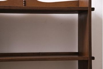 ビンテージ家具　昭和レトロ　ヒノキ・タモ材　ワンポイントの浮き彫りがおしゃれな楔式の本棚(ブックシェルフ)(R-043708)