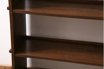 ビンテージ家具　昭和レトロ　ヒノキ・タモ材　ワンポイントの浮き彫りがおしゃれな楔式の本棚(ブックシェルフ)(R-043708)