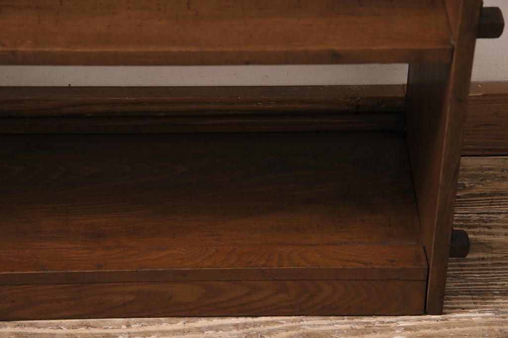 ビンテージ家具　昭和レトロ　ヒノキ・タモ材　ワンポイントの浮き彫りがおしゃれな楔式の本棚(ブックシェルフ)(R-043708)