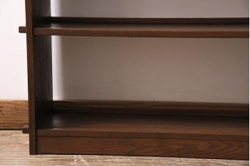 ビンテージ家具　昭和レトロ　ヒノキ・タモ材　ワンポイントの浮き彫りがおしゃれな楔式の本棚(ブックシェルフ)(R-043708)