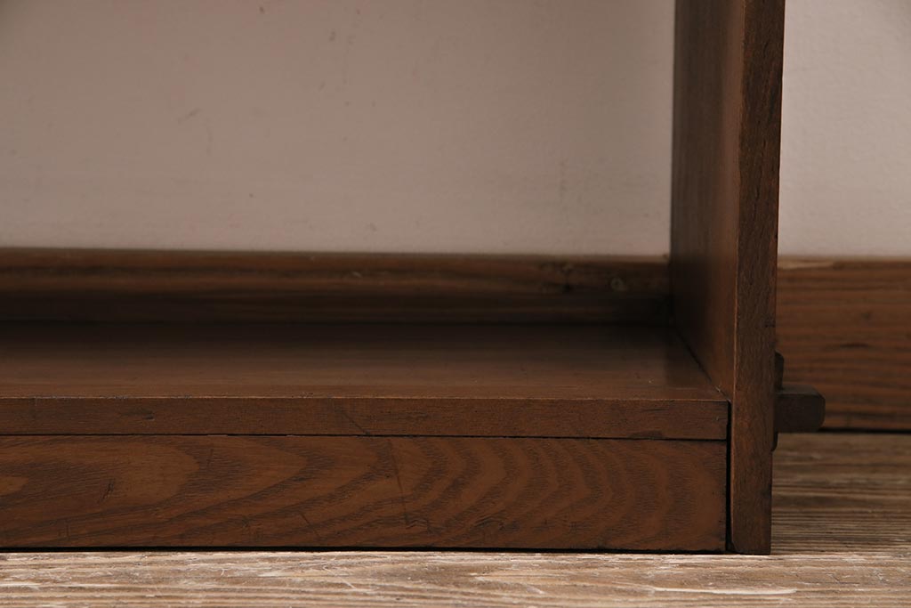 ビンテージ家具　昭和レトロ　ヒノキ・タモ材　ワンポイントの浮き彫りがおしゃれな楔式の本棚(ブックシェルフ)(R-043708)