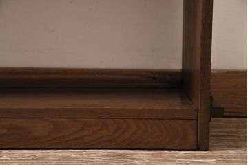 ビンテージ家具　昭和レトロ　ヒノキ・タモ材　ワンポイントの浮き彫りがおしゃれな楔式の本棚(ブックシェルフ)(R-043708)