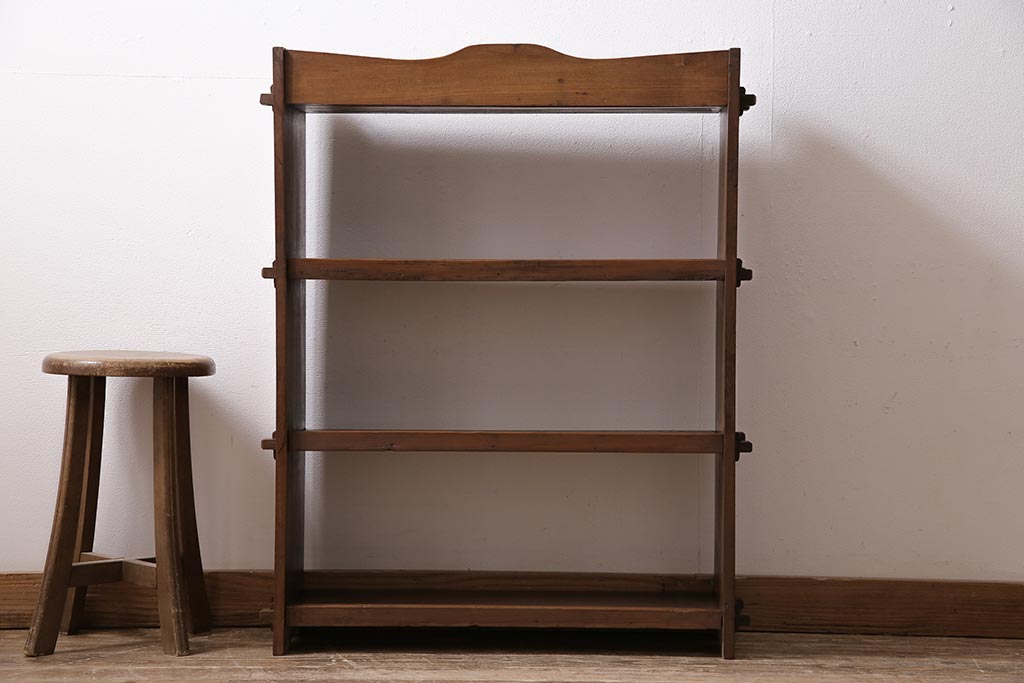 ビンテージ家具　昭和レトロ　ヒノキ・タモ材　ワンポイントの浮き彫りがおしゃれな楔式の本棚(ブックシェルフ)(R-043708)