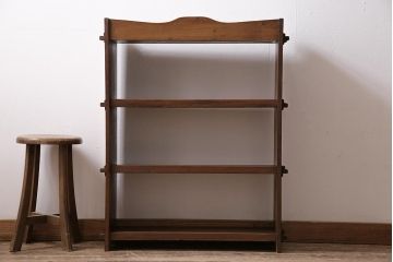 ビンテージ家具　昭和レトロ　ヒノキ・タモ材　ワンポイントの浮き彫りがおしゃれな楔式の本棚(ブックシェルフ)(R-043708)