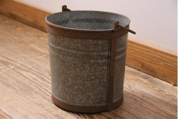 レトロ雑貨　昭和初期　ブリキ　錆びた風合いがレトロな小振りのバケツ(ブリキ缶、ガーデニング雑貨)(R-043712)