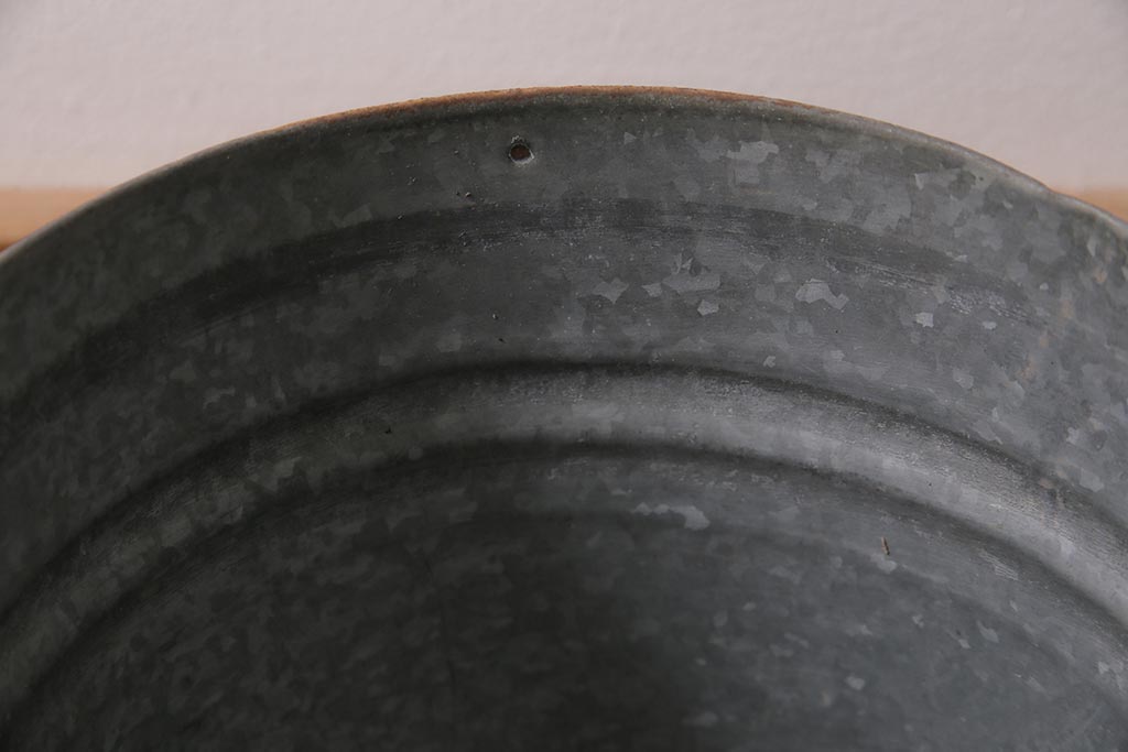 レトロ雑貨　昭和初期　ブリキ　錆びた風合いがレトロな小振りのバケツ(ブリキ缶、ガーデニング雑貨)(R-043712)