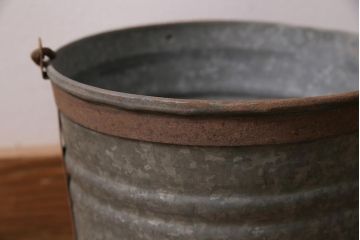 レトロ雑貨　昭和初期　ブリキ　錆びた風合いがレトロな小振りのバケツ(ブリキ缶、ガーデニング雑貨)(R-043712)