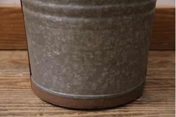 レトロ雑貨　昭和初期　ブリキ　錆びた風合いがレトロな小振りのバケツ(ブリキ缶、ガーデニング雑貨)(R-043712)