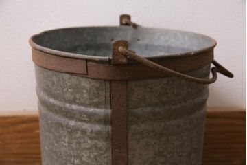 レトロ雑貨　昭和初期　ブリキ　錆びた風合いがレトロな小振りのバケツ(ブリキ缶、ガーデニング雑貨)(R-043712)