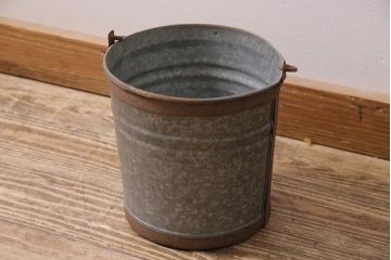 レトロ雑貨　昭和初期　ブリキ　錆びた風合いがレトロな小振りのバケツ(ブリキ缶、ガーデニング雑貨)(R-043712)