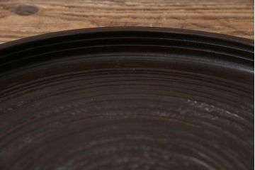 アンティーク雑貨　昭和初期　渦巻き模様　木製　使い込まれた風合いが味わい深いお盆(トレー、丸盆)(R-043713)