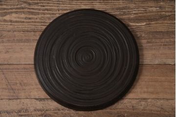 アンティーク雑貨　昭和初期　渦巻き模様　木製　使い込まれた風合いが味わい深いお盆(トレー、丸盆)(R-043713)