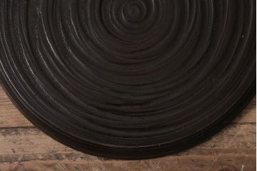 アンティーク雑貨　昭和初期　渦巻き模様　木製　使い込まれた風合いが味わい深いお盆(トレー、丸盆)(R-043713)
