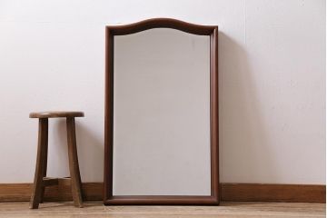中古　ヨーロッパ　輸入家具　マホガニー材　高級感漂う上品な壁掛けミラー(鏡)(R-043716)です。
