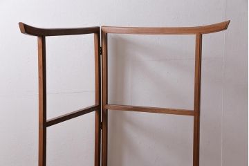アンティーク雑貨　和製アンティーク　昭和初期　総ケヤキ材　透かし彫り　凛とした佇まいが魅力の二つ折り衣桁(ハンガーラック、着物掛け、衣装掛け、コートハンガー)(R-043717)