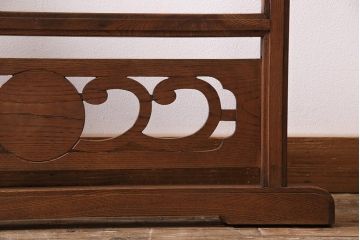 アンティーク雑貨　和製アンティーク　昭和初期　総ケヤキ材　透かし彫り　凛とした佇まいが魅力の二つ折り衣桁(ハンガーラック、着物掛け、衣装掛け、コートハンガー)(R-043717)