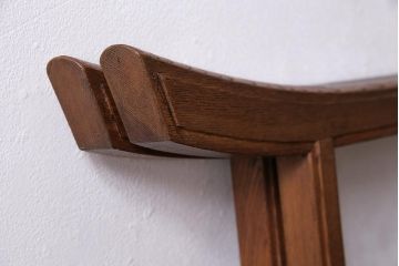 アンティーク雑貨　和製アンティーク　昭和初期　総ケヤキ材　透かし彫り　凛とした佇まいが魅力の二つ折り衣桁(ハンガーラック、着物掛け、衣装掛け、コートハンガー)(R-043717)