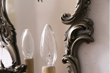 ヴィンテージ照明　フランスビンテージ　ブロンズ(青銅)　2灯　ミラー付き　優雅な印象与えるウォールランプ(壁掛け照明、壁付け照明)(R-043735)