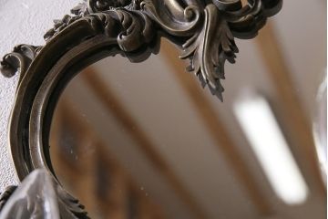 ヴィンテージ照明　フランスビンテージ　ブロンズ(青銅)　2灯　ミラー付き　優雅な印象与えるウォールランプ(壁掛け照明、壁付け照明)(R-043735)